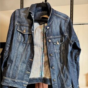 Form fitting denim jacket